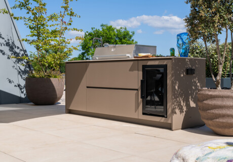 Buitenkeuken met complete cocktailbar in moderne tuinkamer