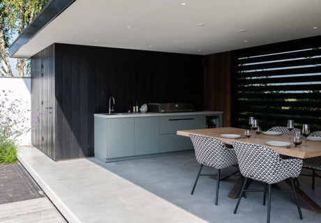 Luxe eiland-buitenkeuken met karaktervol ontwerp