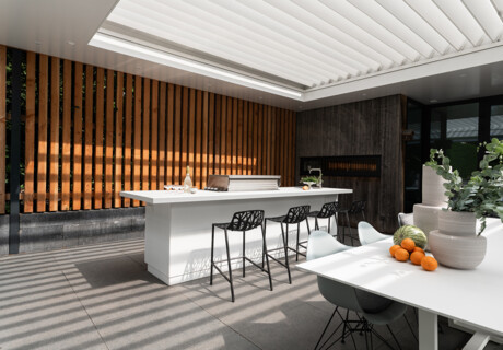 Mediterrane buitenkeuken met hoogwaardige apparatuur