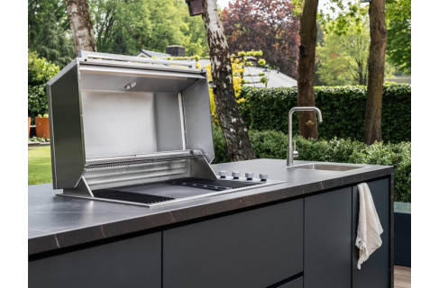 Cuisine extérieure sur mesure avec bar dans jardin boisé Soest