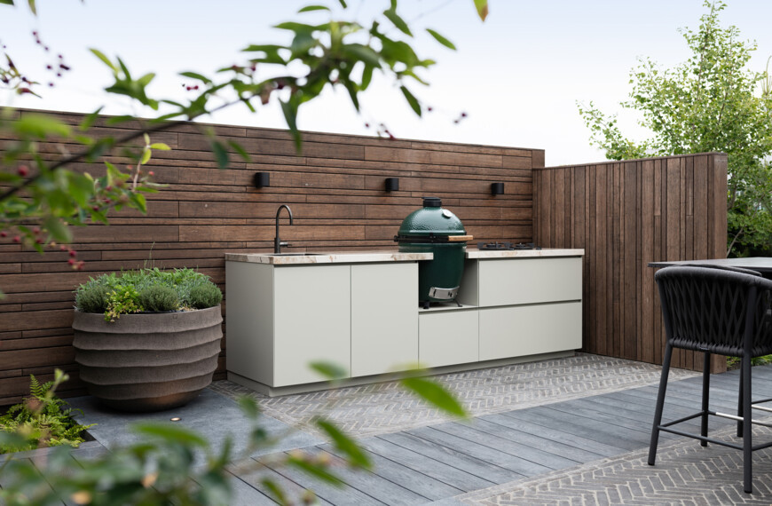 luxe buitenkeuken met green egg zonder overkapping