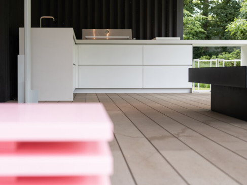 Außergewöhnliche Außenküche in modernen Designvilla in Brasschaat
