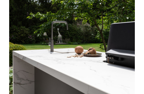 Komplette Außenküche in exklusivem Landschaftsgarten