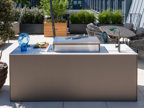 Außenküche mit Gasgrill auf der Dachterrasse in Utrecht