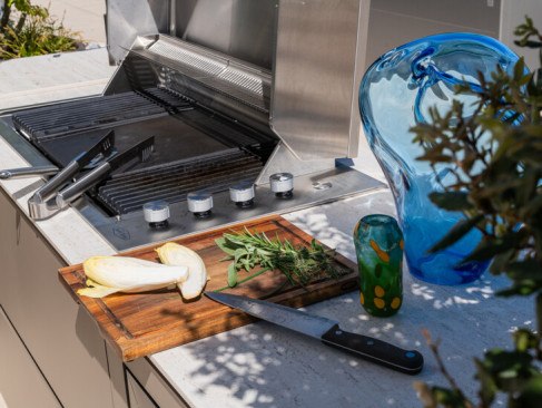 Außenküche mit Gasgrill auf der Dachterrasse in Utrecht