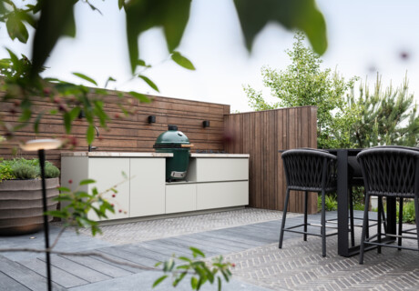 Design-Außenküche auf der Dachterrasse