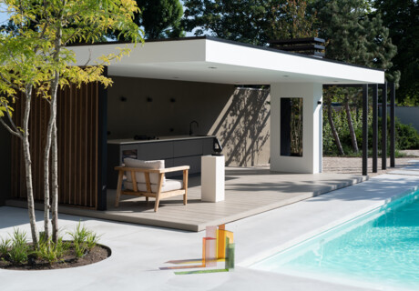 Maßgefertigte Außenküche mit Bar