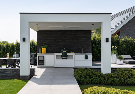 Außergewöhnliche Außenküche in modernen Designvilla in Brasschaat