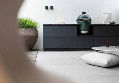 Luxe Außenküche mit Feuertisch auf der Dachterrasse