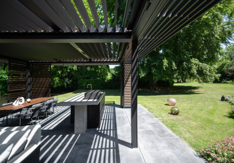 Cuisine extérieure sur mesure avec bar dans jardin boisé Soest