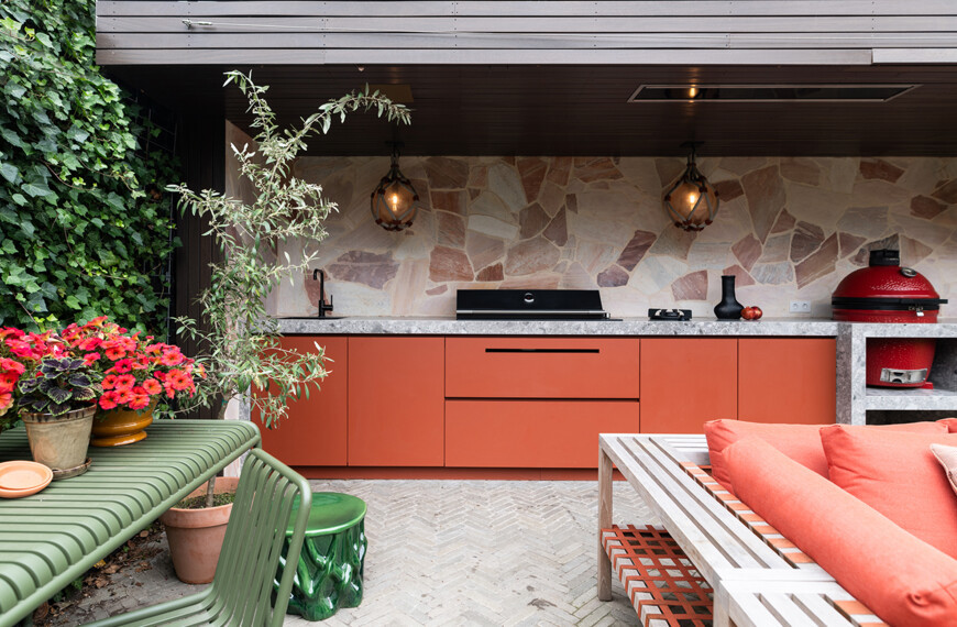 luxe rode buitenkeuken met green egg