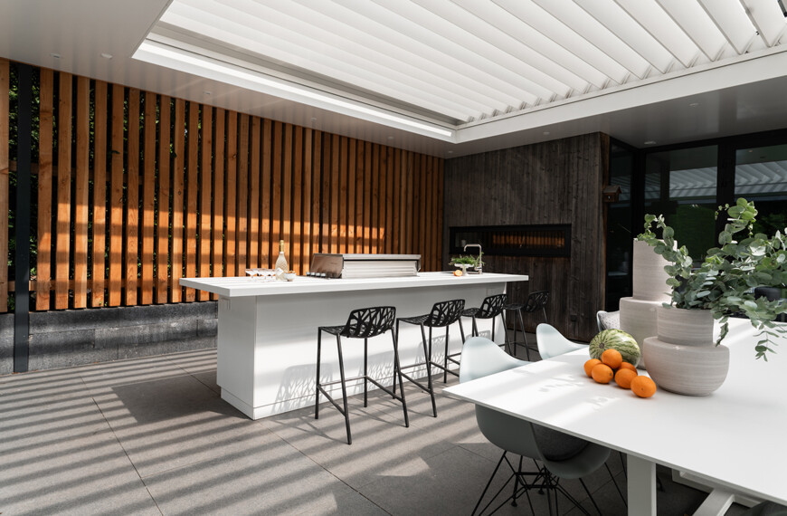 moderne witte luxe buitenkeuken
