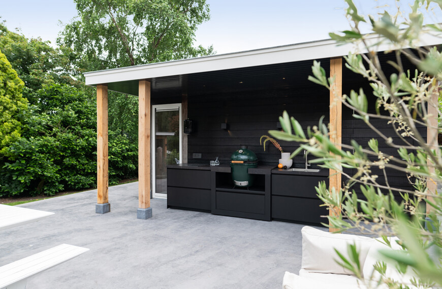luxe zwarte buitenkeuken met green egg