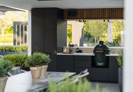 Chique buitenkeuken in luxueuze stadstuin